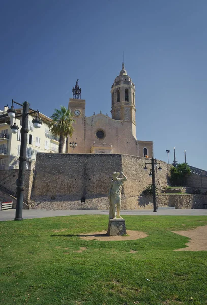 Статуя человека против церкви Сан-Бартомеу — стоковое фото