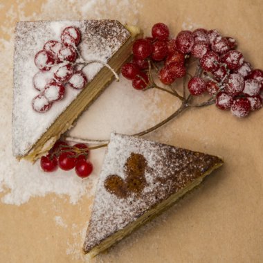 Krema şeker ile dekore edilmiş cheesecake adet puf