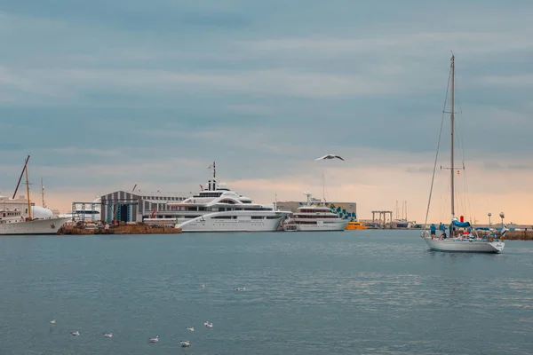 Port Vell, Barcelona yelkenli — Stok fotoğraf