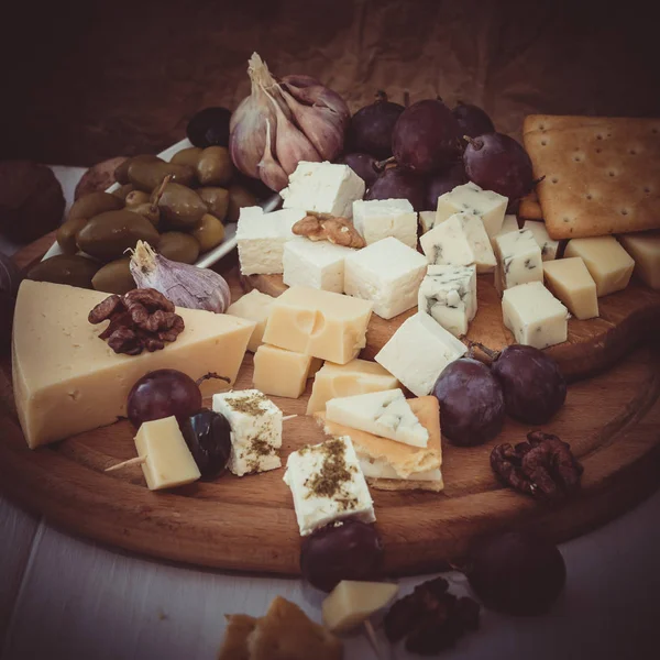 各种不同的奶酪与坚果和橄榄 — 图库照片