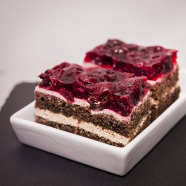 Vişne reçelli çikolatalı kek