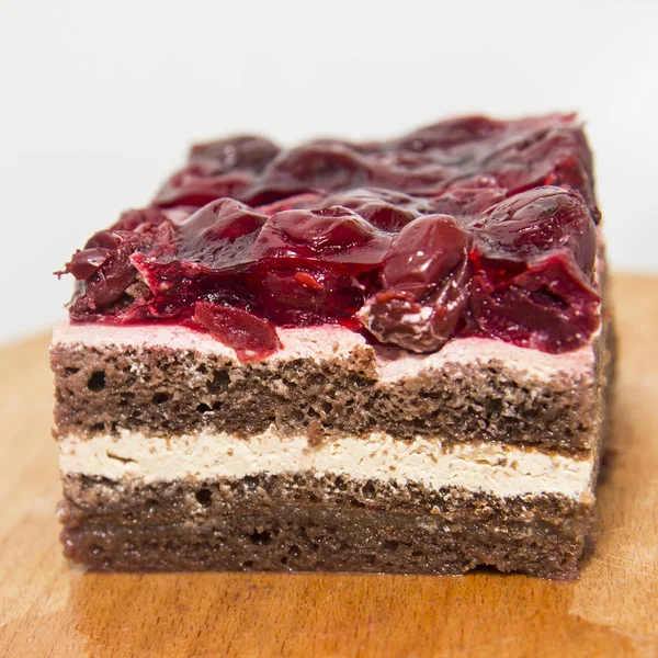 Шоколадный торт с желе — стоковое фото