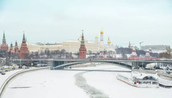 Погляд з Москви-ріки та Московський кремль — стокове фото