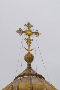 Çapraz ve katedral kubbe
