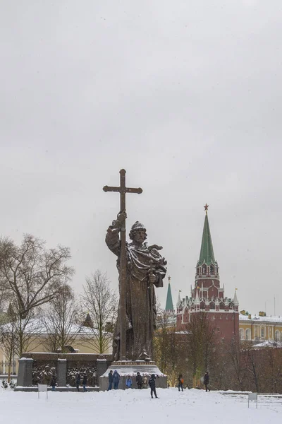 Monumento al Santo Príncipe Vladímir el Grande cerca del Kremlin — Foto de Stock