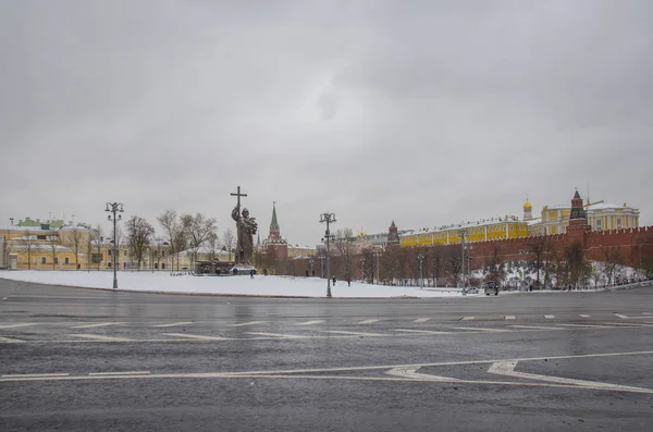 Monumento al Santo Príncipe Vladímir el Grande cerca del Kremlin — Foto de Stock