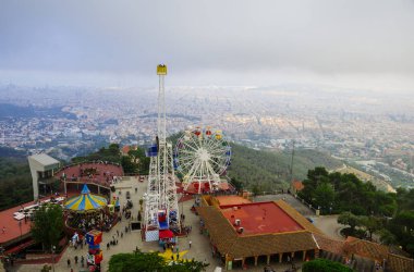 Tibidabo sonbahar gün Barselona şehrinin panoramik görünümü 