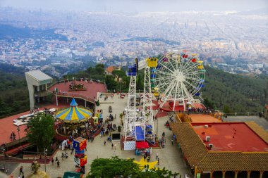 Barselona şehir manzarasına sahip eğlence parkı üzerinde Üstten Görünüm