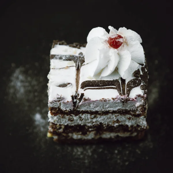 Ciasto czekoladowe z białą śmietaną — Zdjęcie stockowe