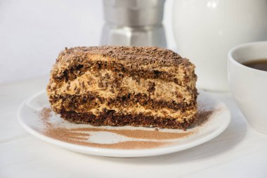 çikolatalı kek ve kahve.