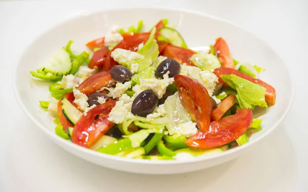 Greek salad with tomatoes, feta cheese and olives — Stock Photo, Image