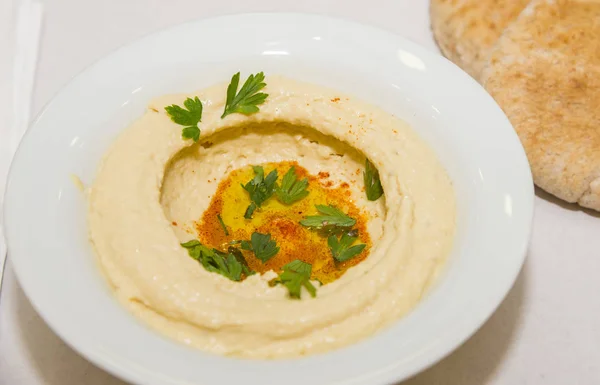 Humus und Fladenbrot — Stockfoto