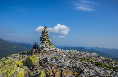 Dağın tepesinde kadındı. Ukraynalı Karpatlar