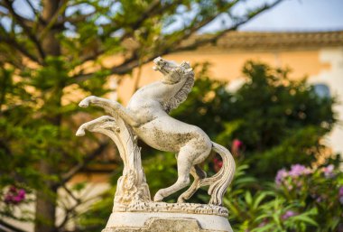 Olivella, İspanya - 12 Ekim 2016: Dekoratif şekil bir at çit. Barcelona Eyaleti, Catalonia, İspanya