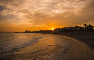 Güzel gün batımı Sitges, Catalonia, İspanya