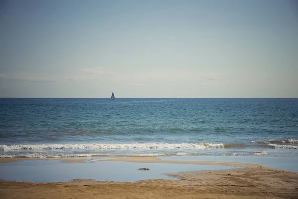 美しい海を眺めながら 地中海のヨット — ストック写真