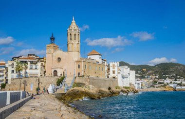 Sitges, Katalonya, İspanya - 07 Ekim 2016: Sant Bartomeu kilise ve Santa Tecla Sitges şehrinde