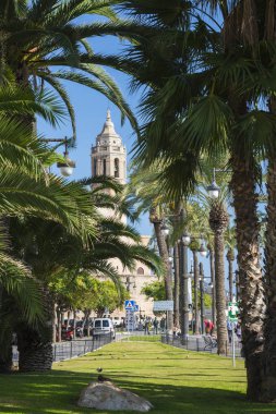 Sitges, Katalonya, İspanya - 07 Ekim 2016: Görünüm Sant Bartomeu kilise ve Santa Tecla Sitges şehrinde