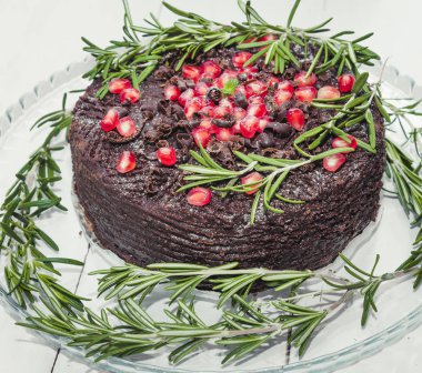 Nar taneleri ve plaka hizmet üzerinde biberiye ile çikolatalı kek dekore 