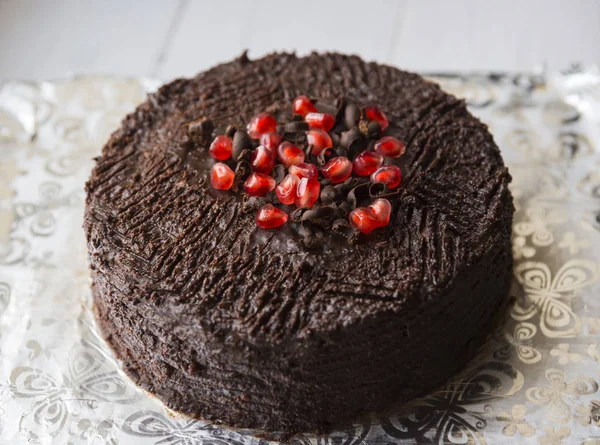 Pastel de chocolate con semillas de granada — Foto de Stock