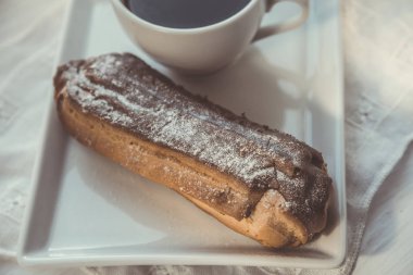 Çikolatalı pasta plaka üzerinde 