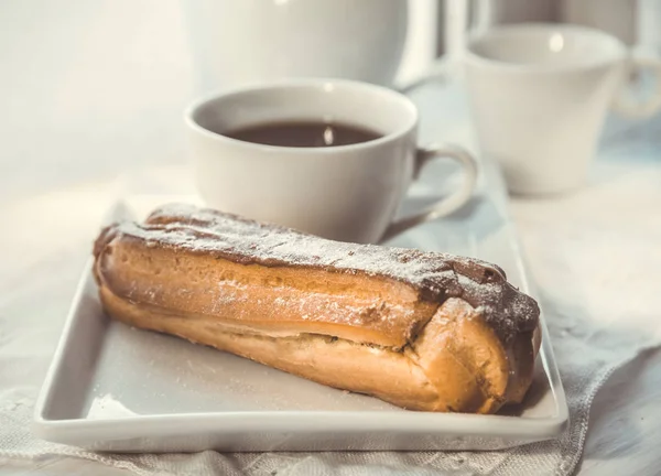 Eclair Chocolate Prato Xícara Café — Fotografia de Stock