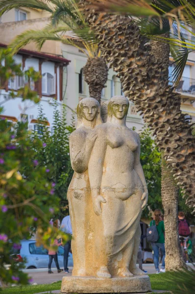 Estatua de tres mujeres, Sitges Costa Dorada, Cataluña, España — Foto de Stock