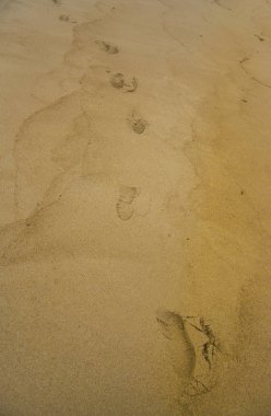Kumsalda ayak izleri.