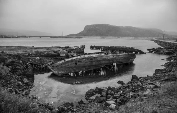 De oude overstroomd houten boten in het water van de Barentsz-zee — Stockfoto