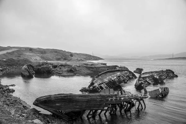 Cemitério de barcos de pesca na água do Mar de Barents, Teriberka — Fotografia de Stock