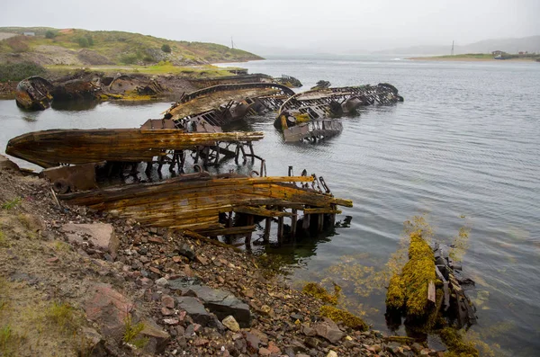 Cemitério de barcos de pesca na água do Mar de Barents, Teriberka — Fotografia de Stock