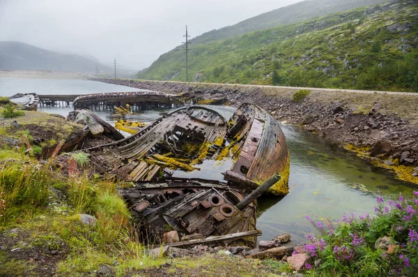 Cimetière de bateaux de pêche dans l'eau de la mer de Barents, Teriberka — Photo