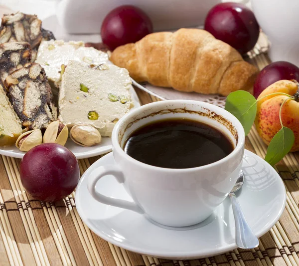 Frühstück mit Kaffee — Stockfoto