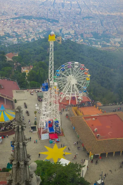 Vista superior del parque de atracciones, BARCELONA — Foto de Stock