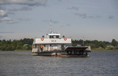 Belozersk, Vologda Region, Rusya Federasyonu - 14 Ağustos 2016: Kiryanovskaya (Vognemskaya) feribot seferleri yolda Kirillov-Belozersk, Vologda bölgesi Sheksna Nehri