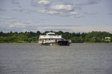 Belozersk, Vologda Region, Rusya Federasyonu - 14 Ağustos 2016: Kiryanovskaya (Vognemskaya) feribot seferleri yolda Kirillov-Belozersk, Vologda bölgesi Sheksna Nehri