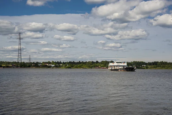 Kiryanovskaya (Vognemskaya) přívoz přes řeku Sheks — Stock fotografie