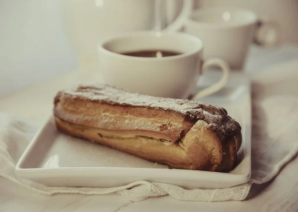 Eclair Chocolate Prato Xícara Café — Fotografia de Stock