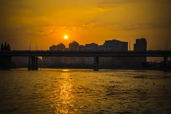 Tramonto sul fiume Kuban nella città di Krasnodar, Russia — Foto Stock