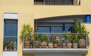 Balkon çiçekleri pot Sitges, İspanya'nın tarihi merkezi ile