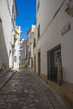 Carrer de Sant Joan - Sitges. Eski Sigest kasabasında Ortaçağ dar sokak