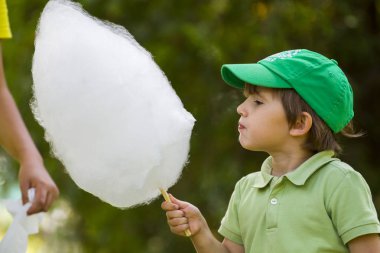 Çocuk yemek candyfloss parkta