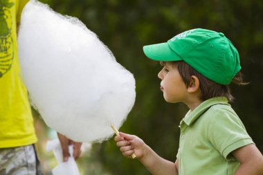 Çocuk yemek candyfloss parkta