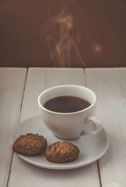 Cup of hot espresso and cookies on the wooden table — Stock Photo, Image