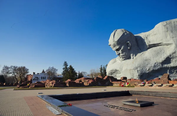 Вечный огонь и главный памятник храбрости на военном мемориале — стоковое фото