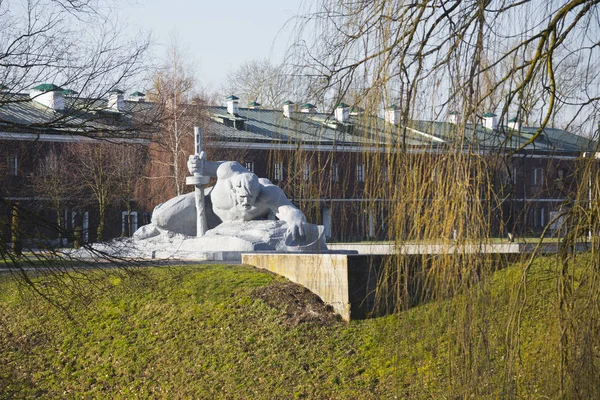 Скульптура "Жажда" в военном мемориальном комплексе "Брестский герой-фортер" — стоковое фото