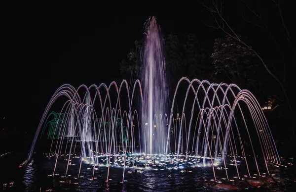Fontaine de nuit colorée — Photo