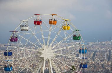 Barselona şehir manzarasına sahip eğlence parkı