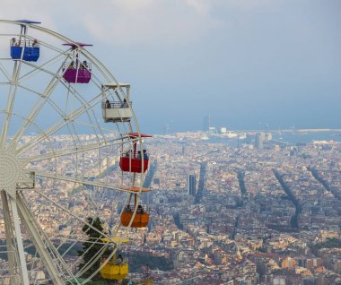 Barselona şehir manzarasına sahip eğlence parkı