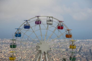 Barselona şehir manzarasına sahip eğlence parkı